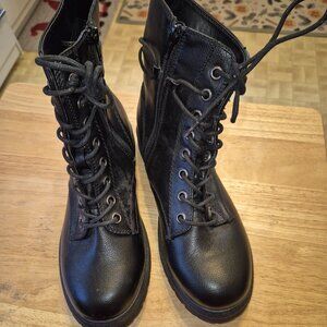 SO Women's Size 8.5 Wide Black Lace Up Ankle Boots